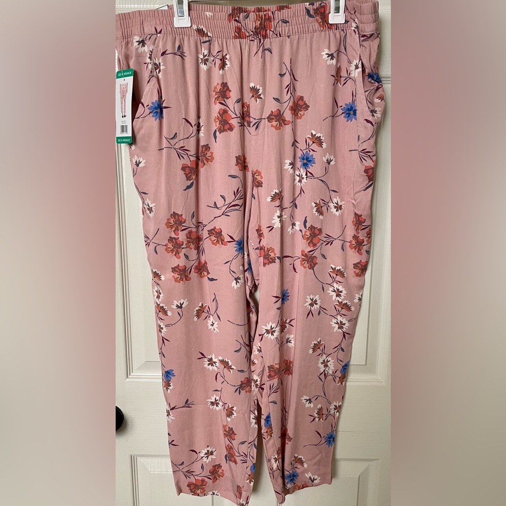 Jessica Simpson Cadie XL Pink Floral Pattern Ankle Pants